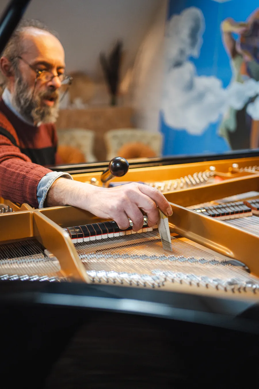 Accordeur professionnel en intervention sur le piano Steinway du Studio Jardin Musical à Bruxelles