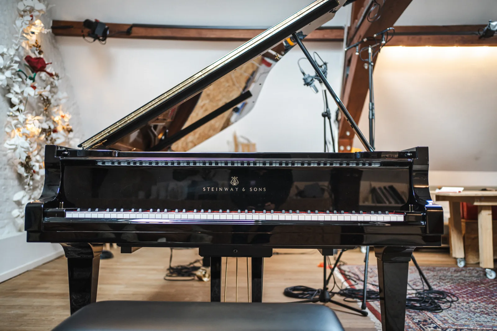 Piano Steinway de concert dans le studio d'enregistrement classique du Jardin Musical à Bruxelles