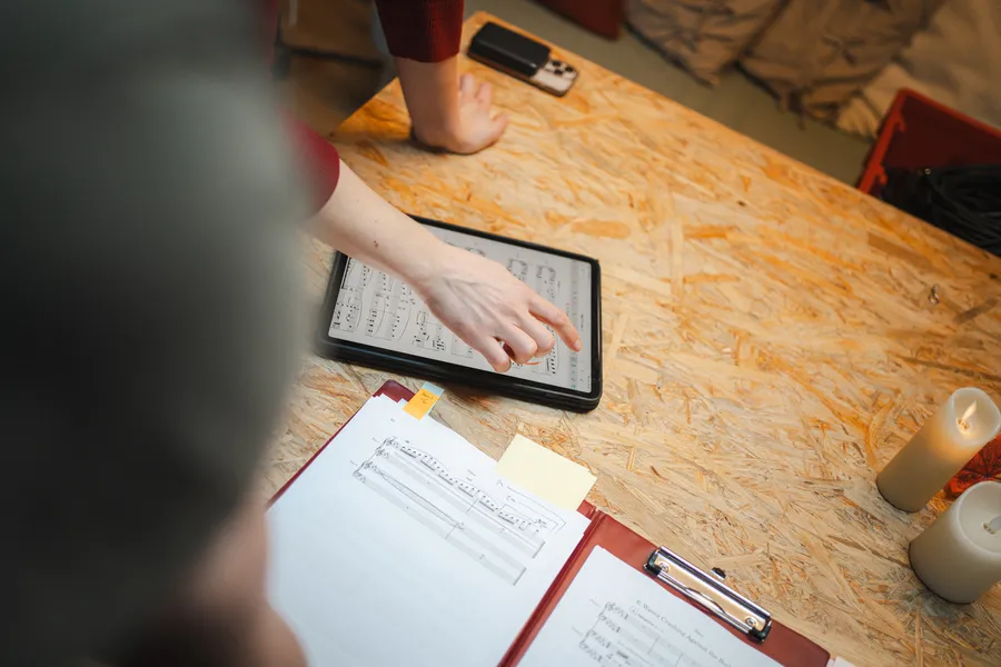 Session de travail sur partition au studio d'enregistrement Jardin Musical à Bruxelles