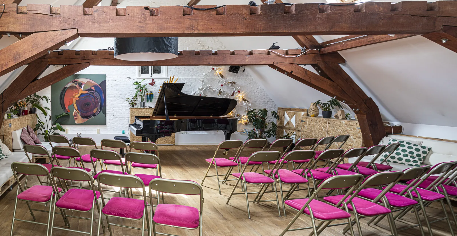 Studio Jardin Musical à Bruxelles — charpente en chêne, Steinway de concert et salle en configuration concert