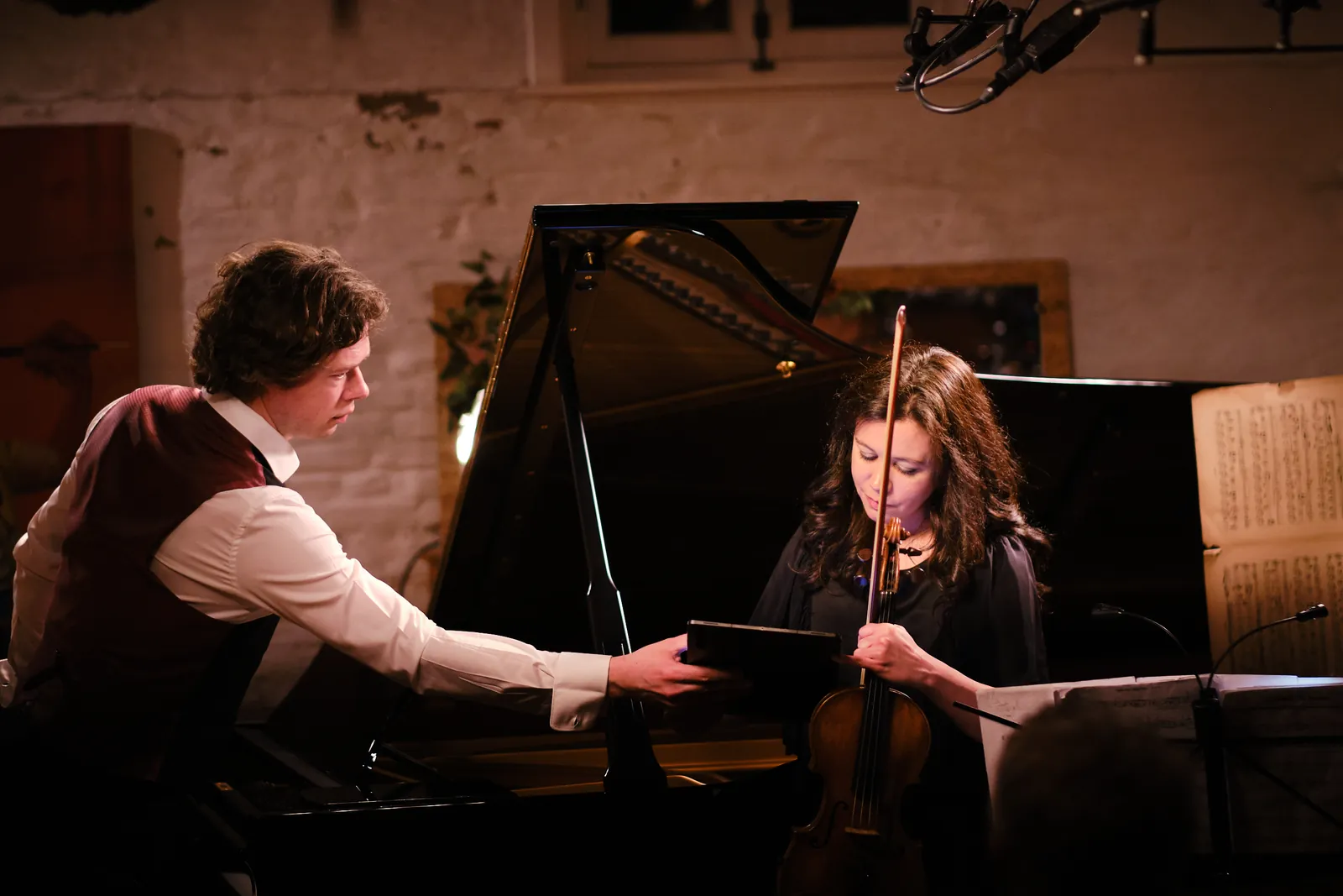 Session de travail collaborative au Studio Jardin Musical à Bruxelles — piano à queue et captation professionnelle pour institutions musicales